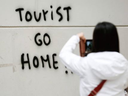 Natpis 'turisti, idite kući' u Barseloni