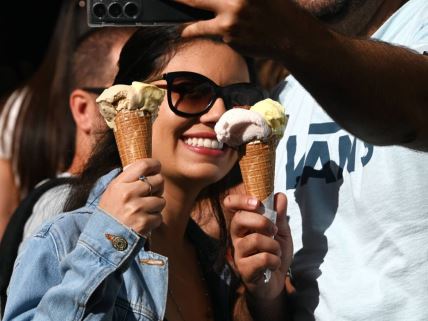 Devojka se slika sa sladoledom u Italiji