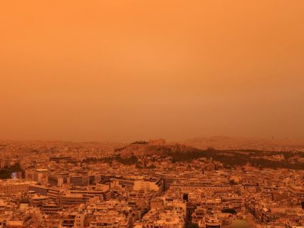Narandžasto nebo u Atini zbog prašine iz Sahare
