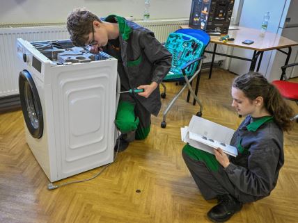 Češki studenti popravljaju električne uređaje