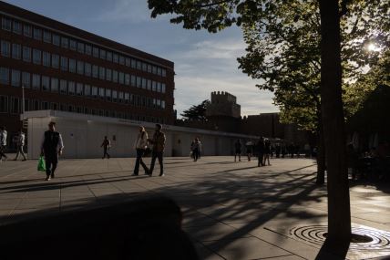 Ljudi šetaju tokom masovnog nestanka struje u Španiji