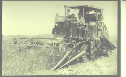 Prikaz poljoprivrednika na traktoru u Jugoslaviji između 1950-1960. godine