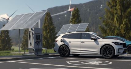 električni automobil se puni zahvaljujući solarnim panelima