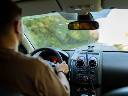 Muškarac vozi automobil