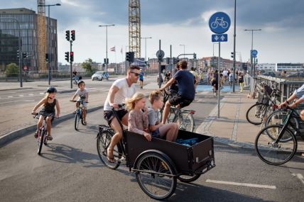 Tata sa decom na biciklama u Kopenhagenu