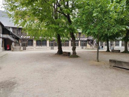 Dvorište kosturnice San Maklu u Ruanu gde su sahranjivani preminuli od kuge u Srednjem veku
