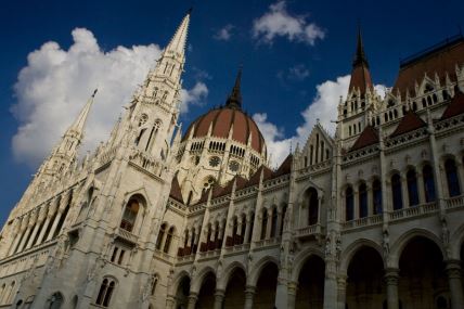 Pogled na mađarski parlament u Budimpešti