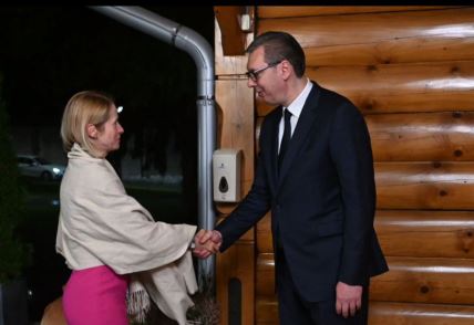 Kaja Kalas se rukuje sa Aleksandrom Vučićem prilikom posete Beogradu