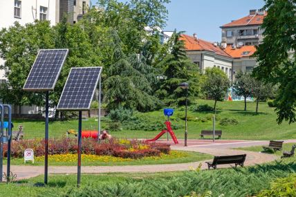 Solarni paneli postavljeni u parku na Trgu Slavija u Beogradu