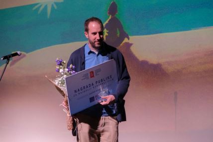 Marko Đorđević prima nagradu publike za film Iza osmeha na 18. Beldocsu