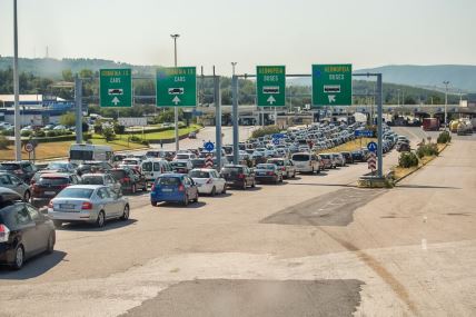 automobili čekaju na grčkom graničnom prelazu