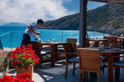grčki radnici uređuju hotelski restoran
