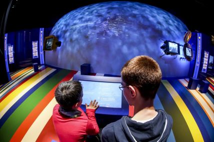 Dva dečaka na izložbi astronomije