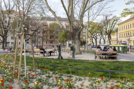 Radnici održavaju zelenilo u Beču