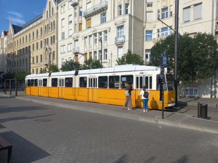 Dve žene ulaze u tramvaj u Budimpešti