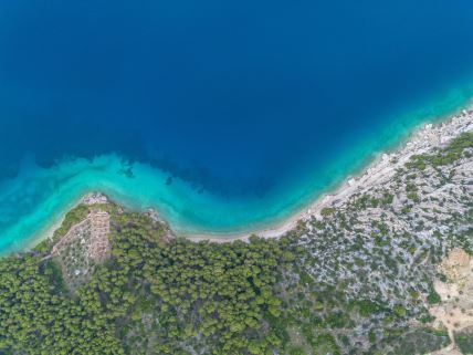 Pogled iz vazduha na obalu Jadranskog mora u Hrvatskoj