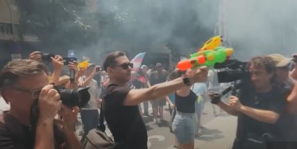 Španci u Barseloni turiste teraju pištoljima na vodu