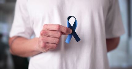 muškarac drži plavu traku koja označava borbu protiv raka prostate i raka testisa