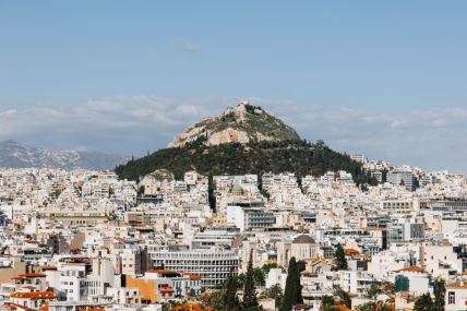 Pogled na Atinu i brdo Areopagus, sa kog se pruža spektakularan pogled na Akropolj i ostatak grada