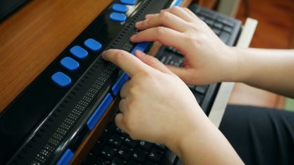 Osoba sa oštećenim vidom kuca na posebnoj tastaturi