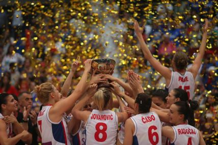 Ženska košarkaška reprezentacija Srbije podiže pehar