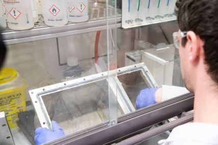 ilustrativna fotografija reciklaže plastičnog otpada u laboratoriji