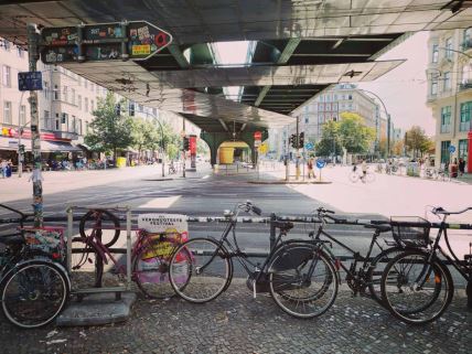 Bicikli postavljeni na ogradu kraj ulice u Berlinu