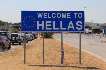 Automobili čekaju na graničnom prelazu Evzoni kako bi ušli u Grčku
