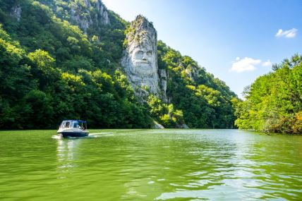 Skulptura kralja Decebala, isklesana u kamenu, uzdiže se iznad Dunava na granici Srbije i Rumunije