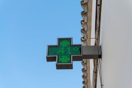 Ulični znak koji pokazuje 41 stepen tokom leta
