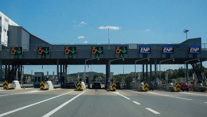 automobili stoje na naplatnoj rampi
