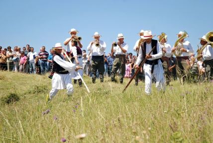 Kosači se takmiče na Rajcu, a prati ih i muzika trubača u tradicionalnoj Kosidbi na Rajcu koja se održava svakog jula