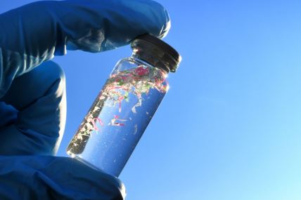 uzorak vode koji će naučnici ispitivati zbog mikroplastike i nanoplastike