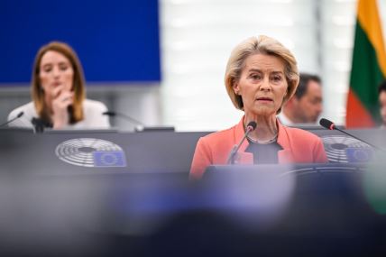 Ursula fon der Lajen za govornicom Evropskog parlamenta, a u pozadini sedi Roberta Mecola, predsednica Evropskog parlamenta