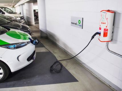 Električni automobil na punjaču