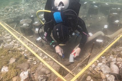 ronioci arheolozi istražuju ostatke naselja na području Ohridskog jezera