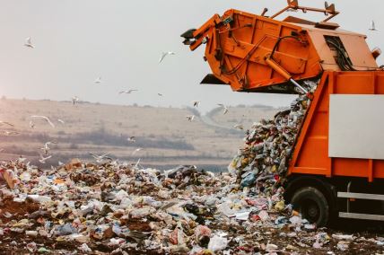 Kamion izbacuje đubre na deponiji