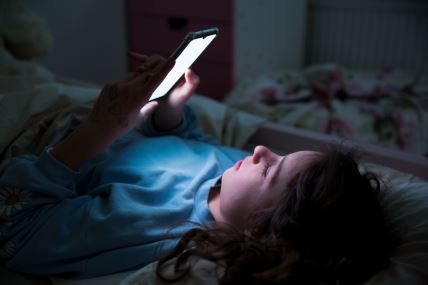 Devojčica koristi mobilni telefon