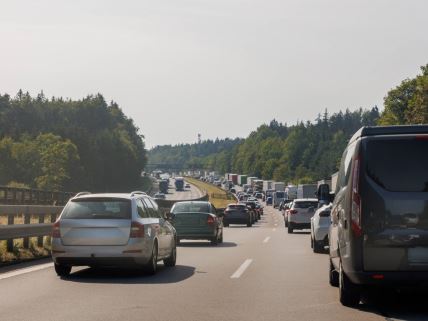 Automobili na autoputu