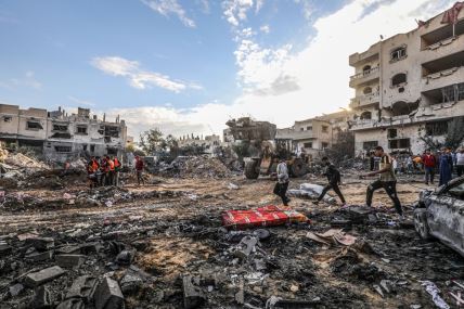 Palestinci tragaju za preživelima i žrtvama u ruševinama nakon izraelskog bombardovanja Rafe