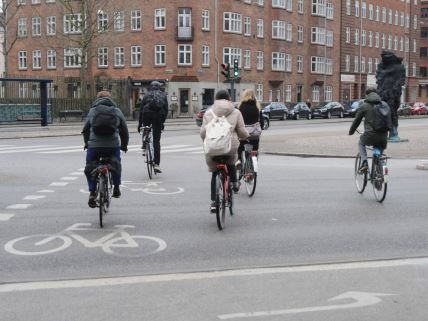 Ljudi voze bicikle u Kopenhagenu
