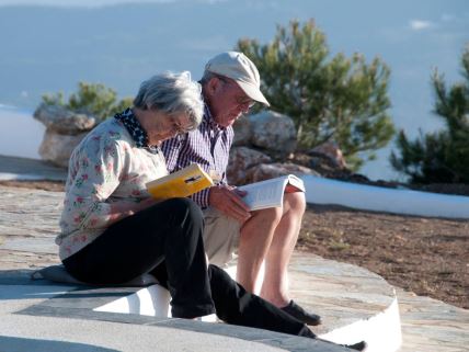 penzioneri čitaju knjige u Španiji