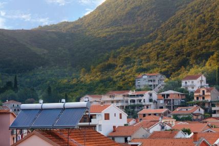 Prikaz solarnih panela na krovu kuće u Crnoj Gori