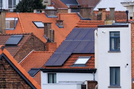 solarni paneli na krovu kuća u Briselu
