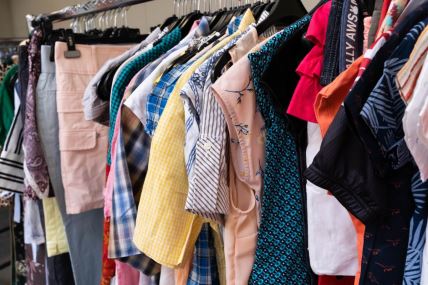 odeća u prodavnici polovne garderobe