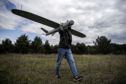 čovek nosi dron tokom obuke