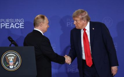 Vladimir Putin i Donald Tramp se rukuju posle sastanka na Aljasci