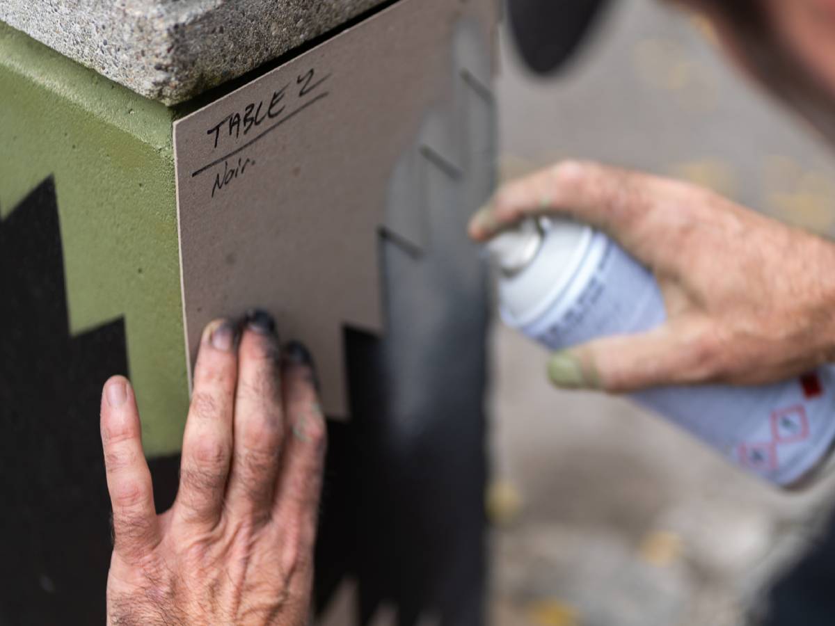 Umetnik LeCyclop ulepšava ulične stubiće kod Etnografskog muzeja u Beogradu u šarama pirotskog ćilima