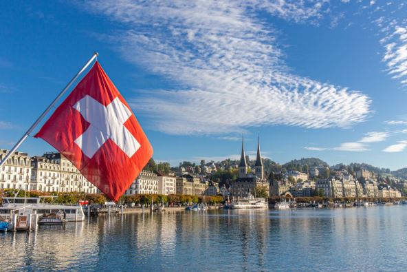 švajcarska zastava se vijori dok se u pozadini pruža grad Lucern