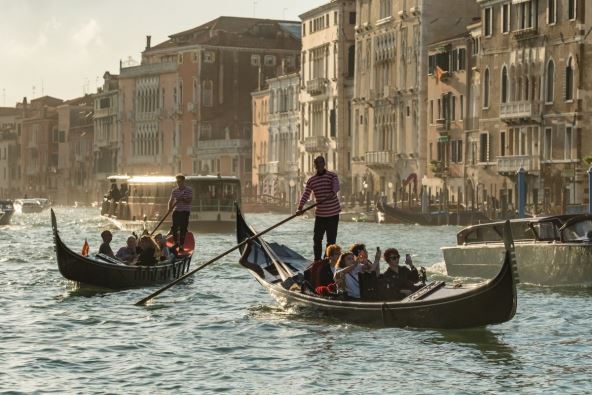 gondole sa turistima u Veneciji